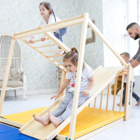 Holzrutsche für ein Kinderkletterdreieck