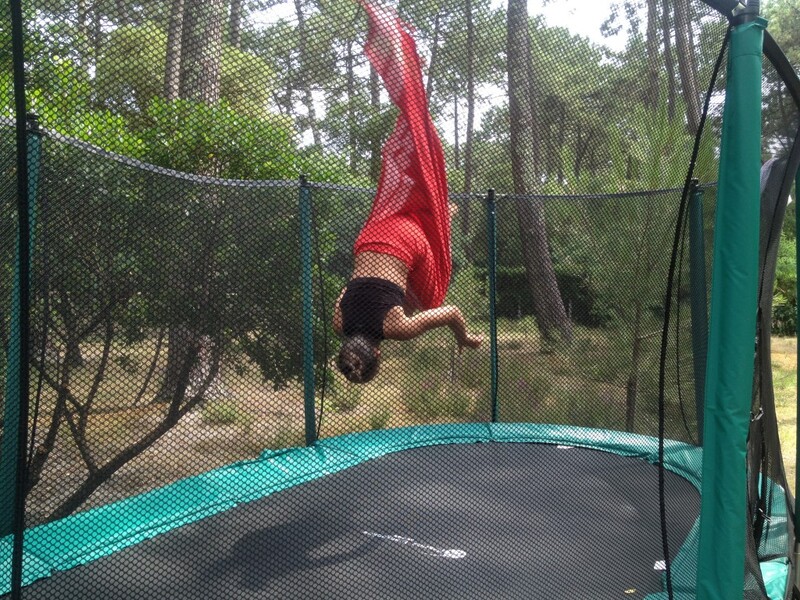 Sprung auf einem ovalen Trampolin