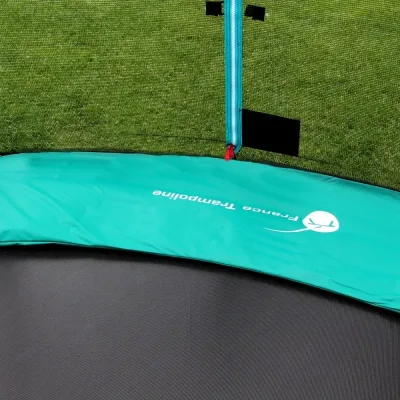 Nahaufnahme der grünen Sprungmatte eines France-Trampoline-Trampolins