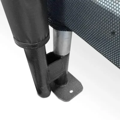 Detail des verstärkten Fußes und Rahmens eines Trampolins