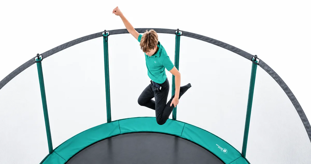Kind springt auf einem France Trampoline Trampolin