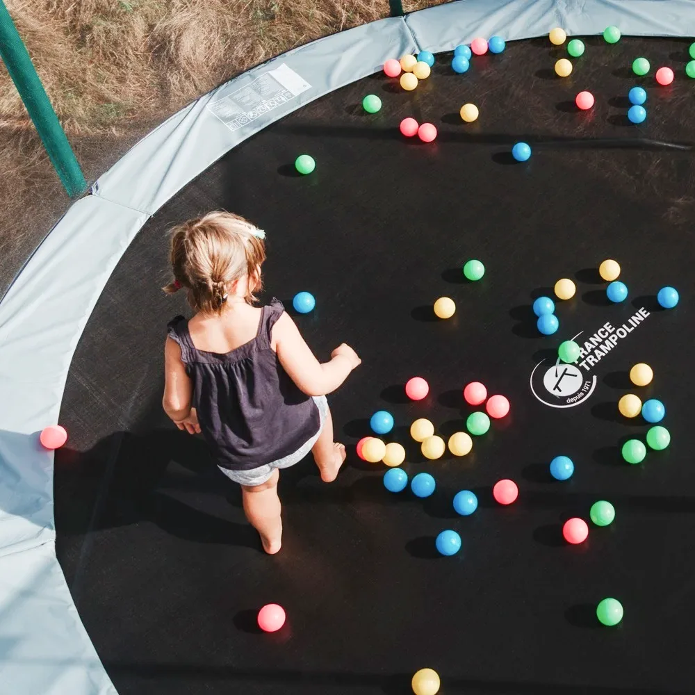 Kind spielt auf einer France Trampoline Fun Arena