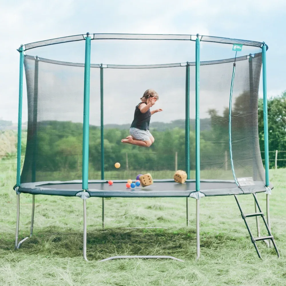 Trampolin Start'Up 360 in einem Garten