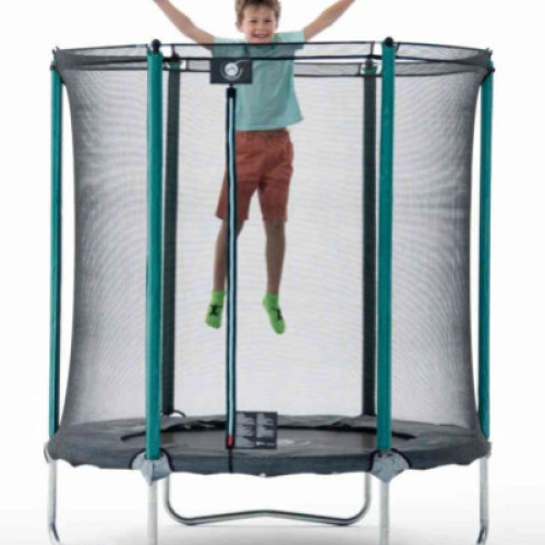 Wie wählt man ein Trampolin für einen kleinen Garten?