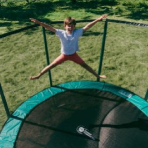 Das unglaubliche Gewicht, das ein Trampolin aushalten kann!