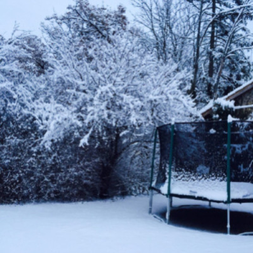 Trampolinspringen im Winter