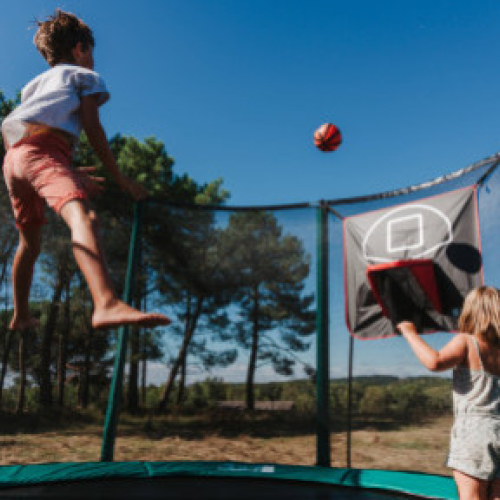 Ballon-Spiele auf dem Trampolin: Spaß und Action beim Springen